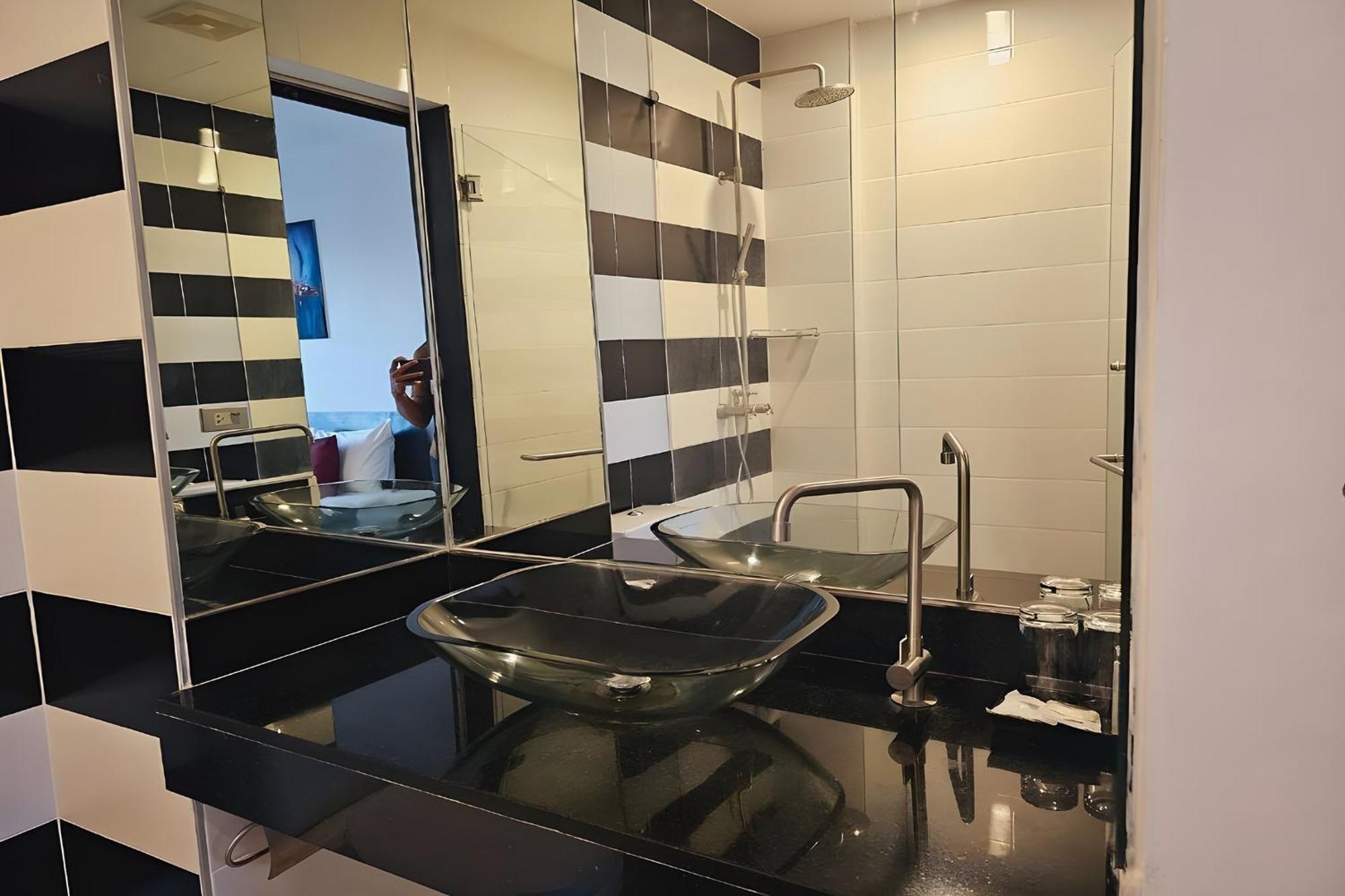 One World One Home Naiharn Hotel Rawai Dış mekan fotoğraf