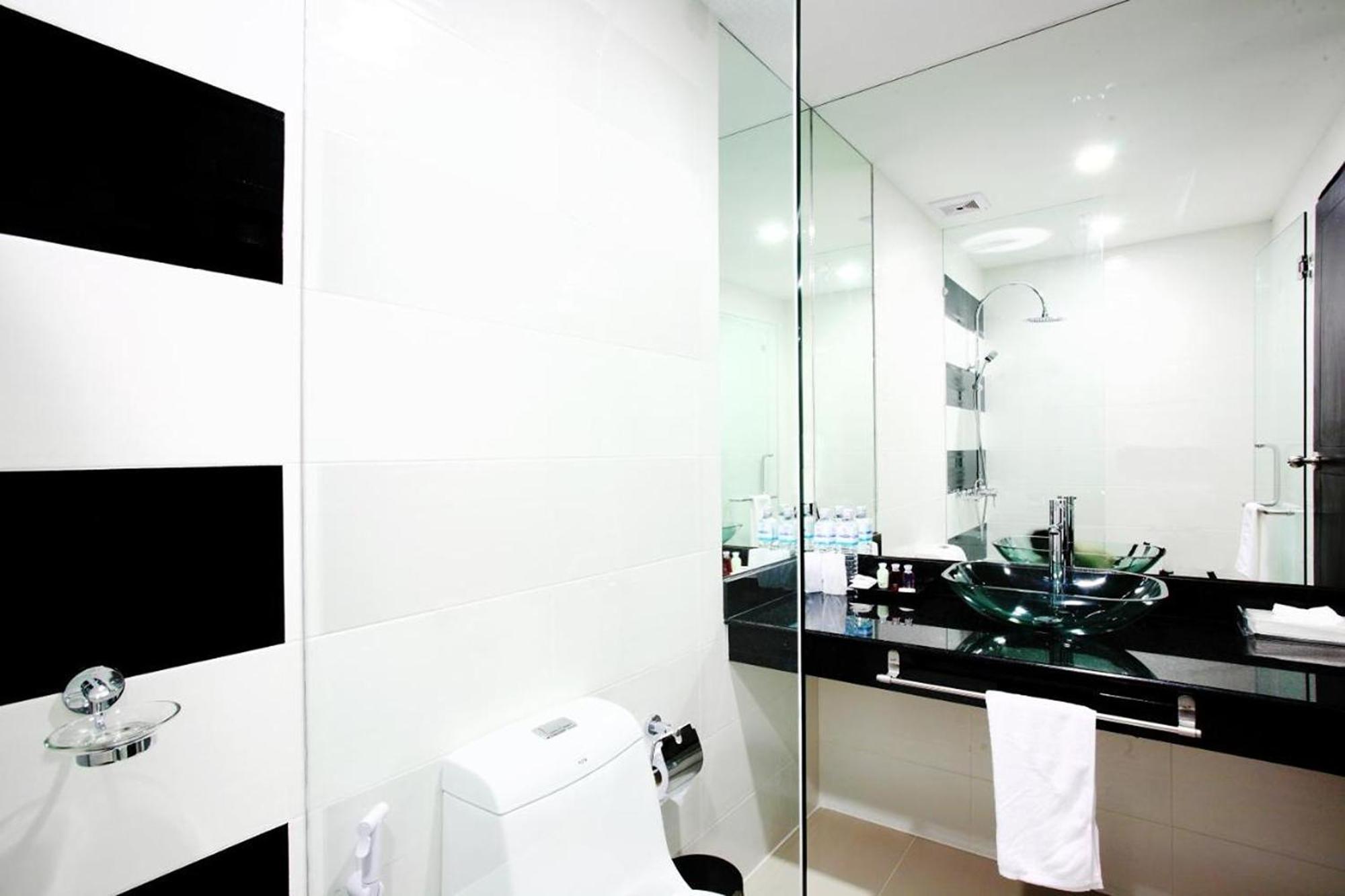 One World One Home Naiharn Hotel Rawai Dış mekan fotoğraf