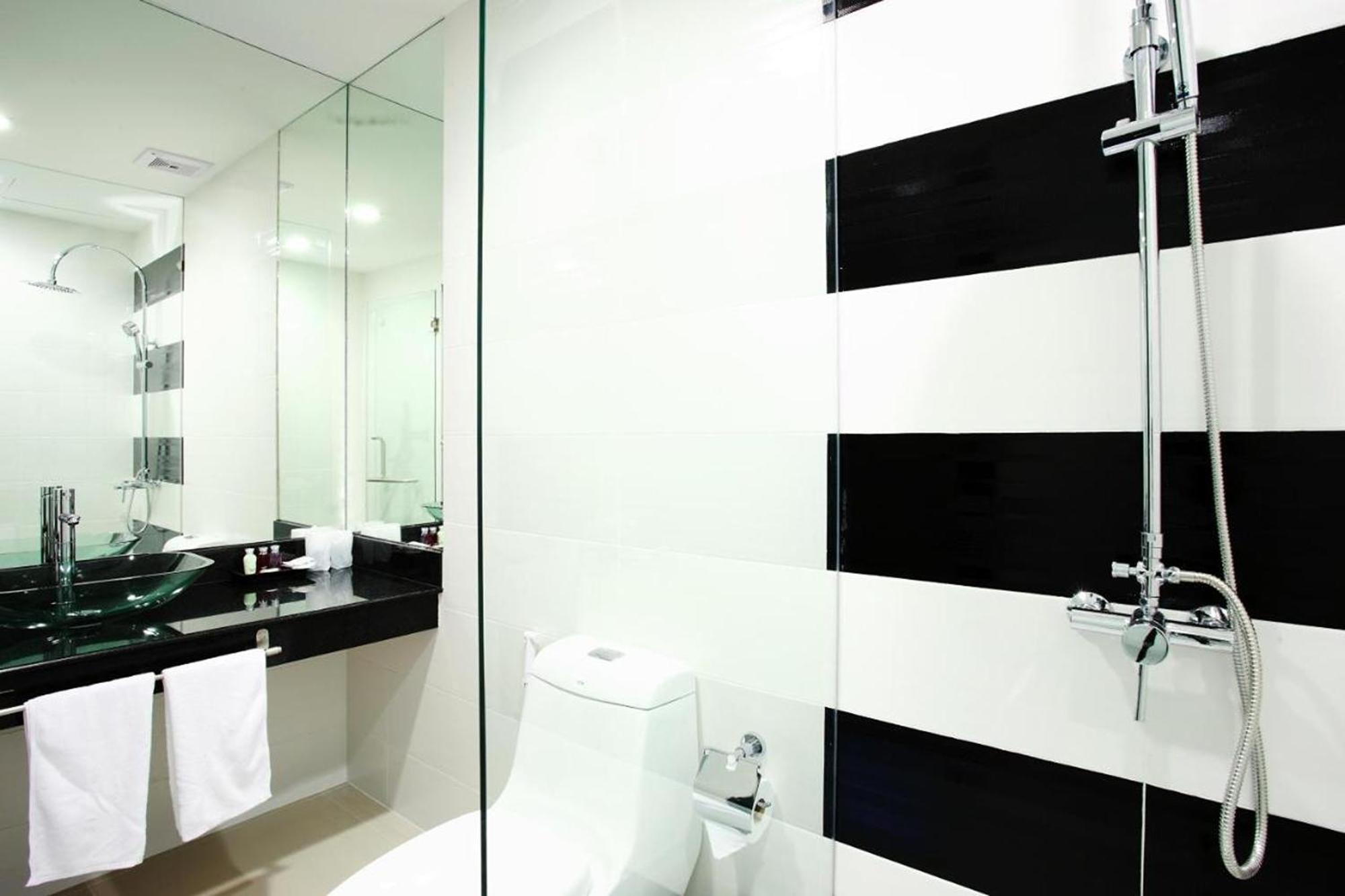 One World One Home Naiharn Hotel Rawai Dış mekan fotoğraf
